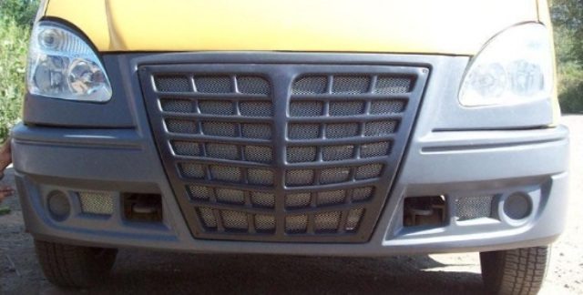 Покупка нового бампера с решеткой и прорезями позволяет упростить задачу по установке дополнительных фар Покупка нового бампера с решеткой и прорезями позволяет упростить задачу по установке дополнительных фар