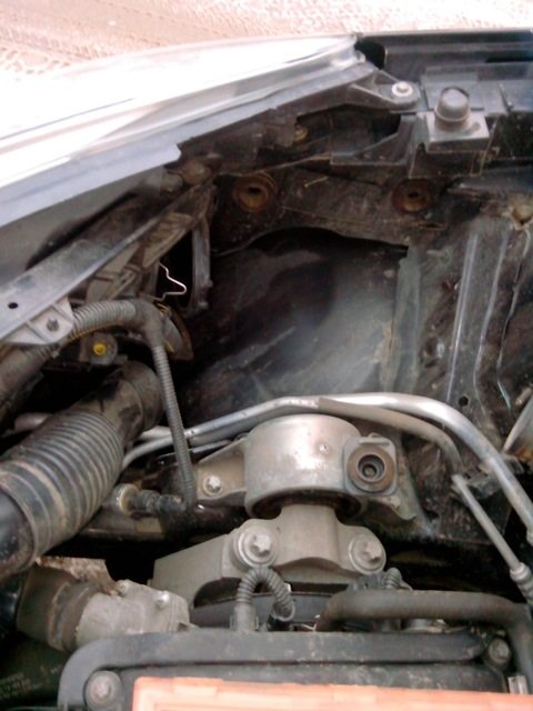 После снятия фильтра освобождается много пространства, и доступ к корпусу фары ничем не ограничен