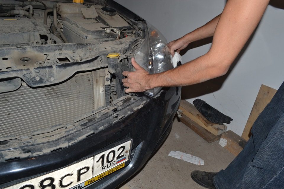 После снятия решетки отсоединяем бампер После снятия решетки отсоединяем бампер