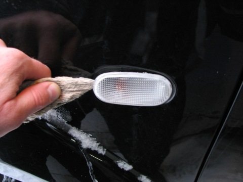 Поворотник крепится в крыле на пластиковых защелках Поворотник крепится в крыле на пластиковых защелках