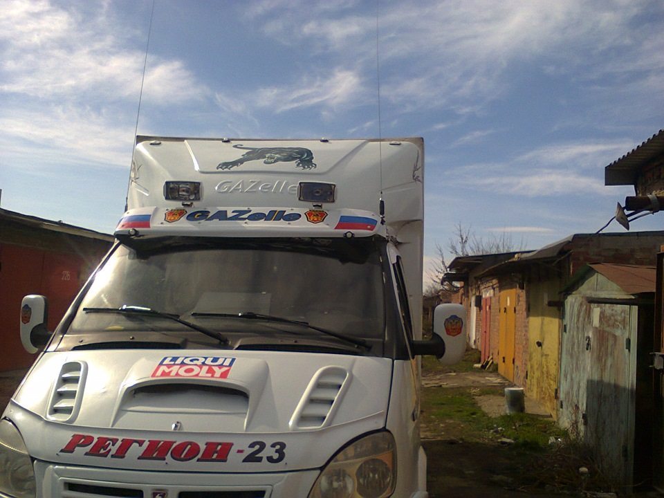 При работе в сельской местности трудно обеспечить сохранность стекол, расположенных у кромки переднего бампера. Поэтому их устанавливают на крышу При работе в сельской местности трудно обеспечить сохранность стекол, расположенных у кромки переднего бампера. Поэтому их устанавливают на крышу