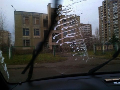 При включенном ближнем свете омыватели фар также срабатывают, увеличивая расход воды При включенном ближнем свете омыватели фар также срабатывают, увеличивая расход воды