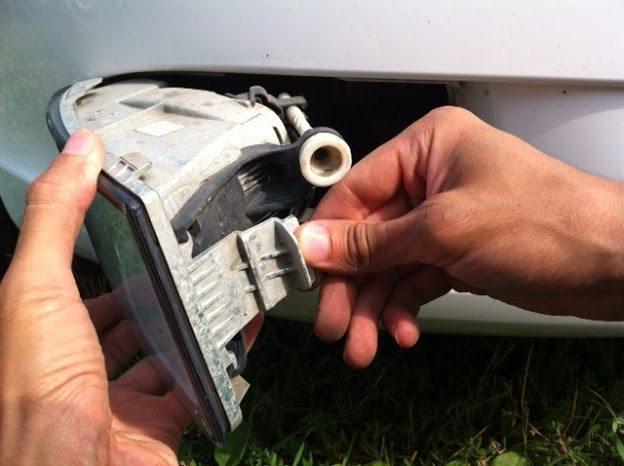 Процесс извлечения фары из бампера