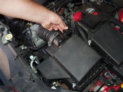 Процесс снятия воздушного фильтра для освобождения доступа к фаре с левой стороны Процесс снятия воздушного фильтра для освобождения доступа к фаре с левой стороны