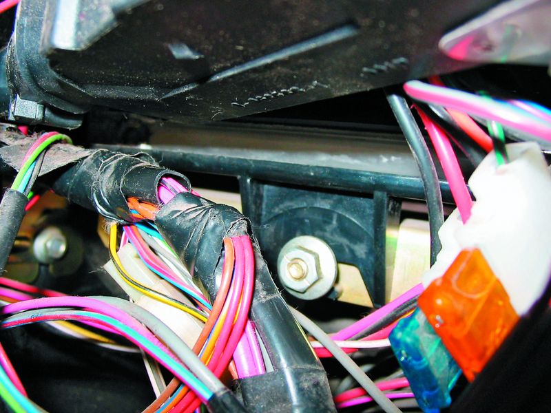 Благодаря цветам легко определить принадлежность повода той или иной цепи проводка ваз 2110 на инжектор