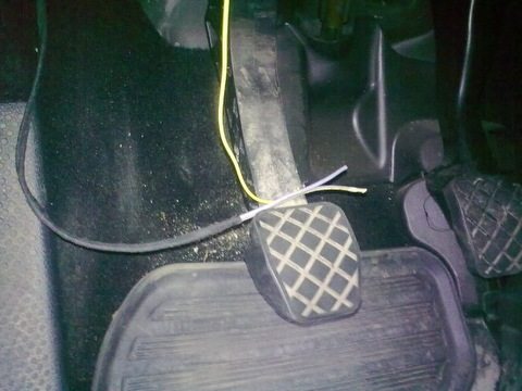 Проводку лучше всего завести в салон в районе блока педалей Проводку лучше всего завести в салон в районе блока педалей