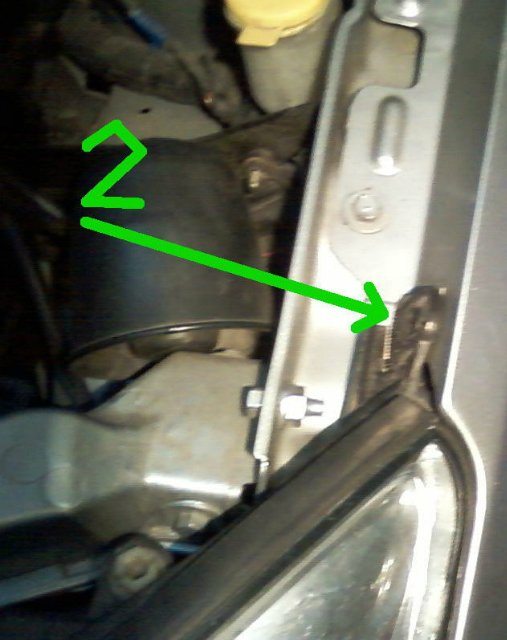 Расположенный возле крыла саморез