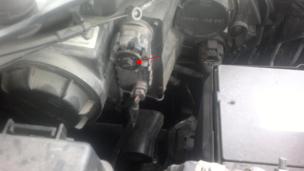 Регулировка фар на Киа Сид– стрелкой указан винт для регулировки угла наклона Регулировка фар на Киа Сид– стрелкой указан винт для регулировки угла наклона