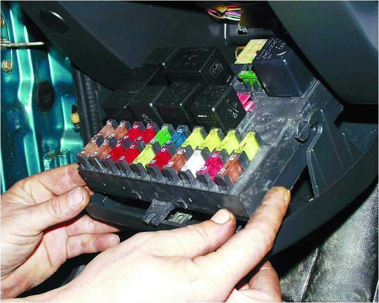 Схема включения противотуманных фар ВАЗ 2110 защищена плавкими предохранителями Схема включения противотуманных фар ВАЗ 2110 защищена плавкими предохранителями