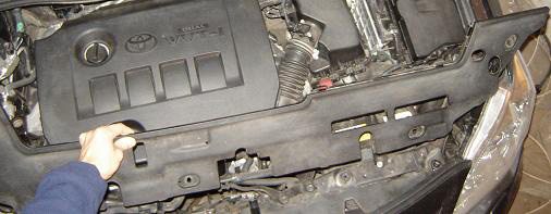 Снятие панели сразу открывает доступ к фарам