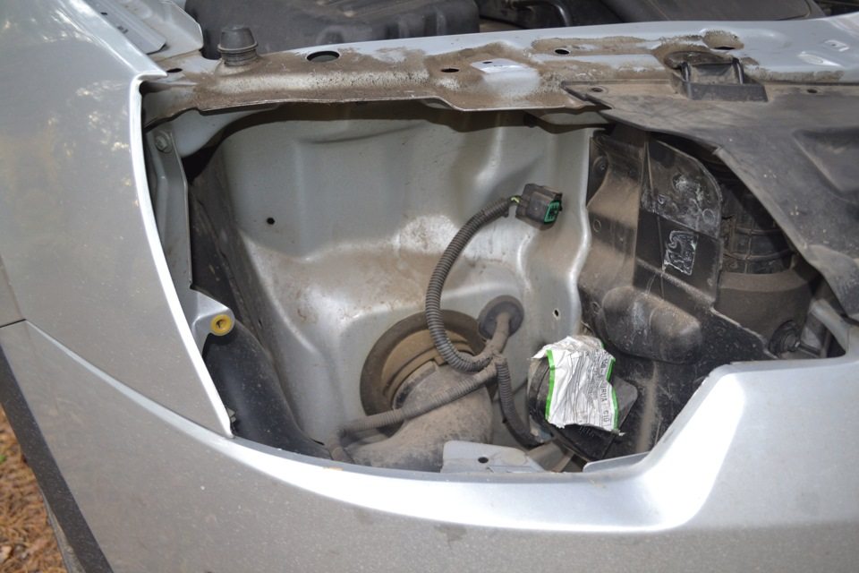 Снятие с втулки нужно производить аккуратно, чтобы не обломать пластиковые элементы