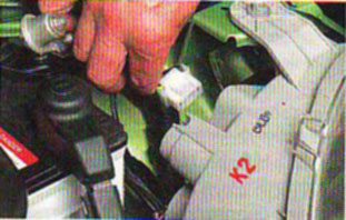 Соединение снимается очень просто, главное – не повредите контакты