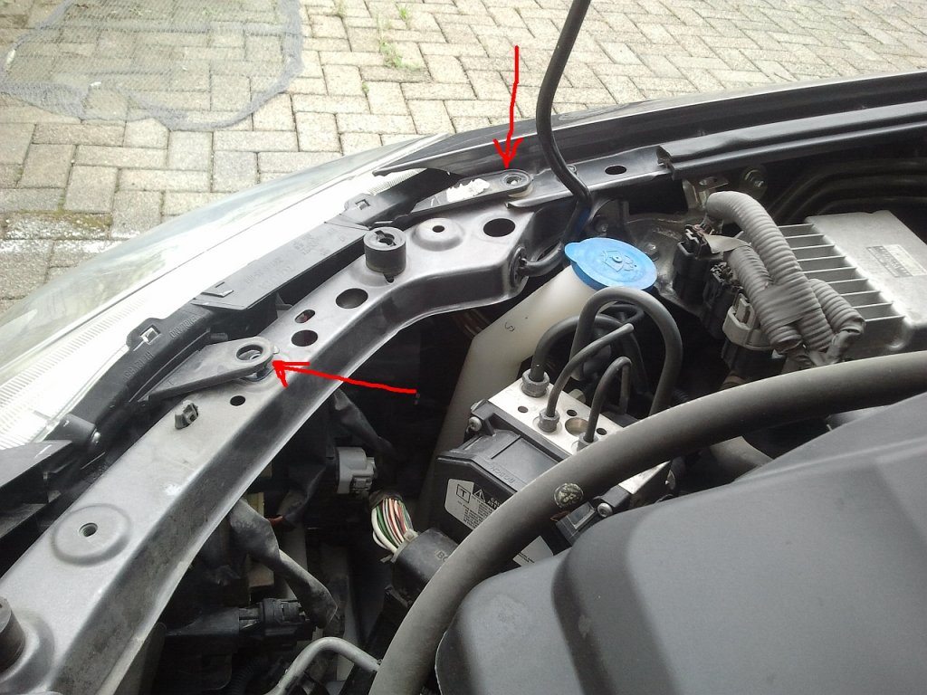 Стрелками отмечены саморезы, которые держат конструкцию