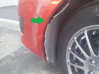 Стрелкой указаны пластиковые клипсы, сняв которые, вы получите доступ к креплению ПТФ