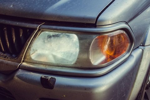 Такое состояние фары не только снижает световой поток, но и портит внешний вид автомобиля Такое состояние фары не только снижает световой поток, но и портит внешний вид автомобиля