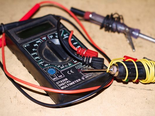 Утечка тока также определяется с помощью мультиметра