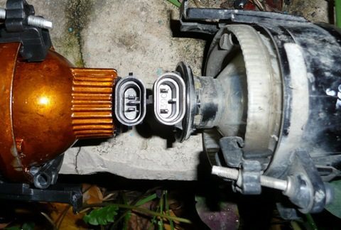 В классических стоят лампы с цоколем HB4, а в линзованных - H11