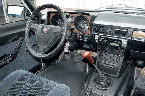 Внутри – все та же знакомая «двадцать четвертая» Волга Внутри – все та же знакомая «двадцать четвертая» Волга