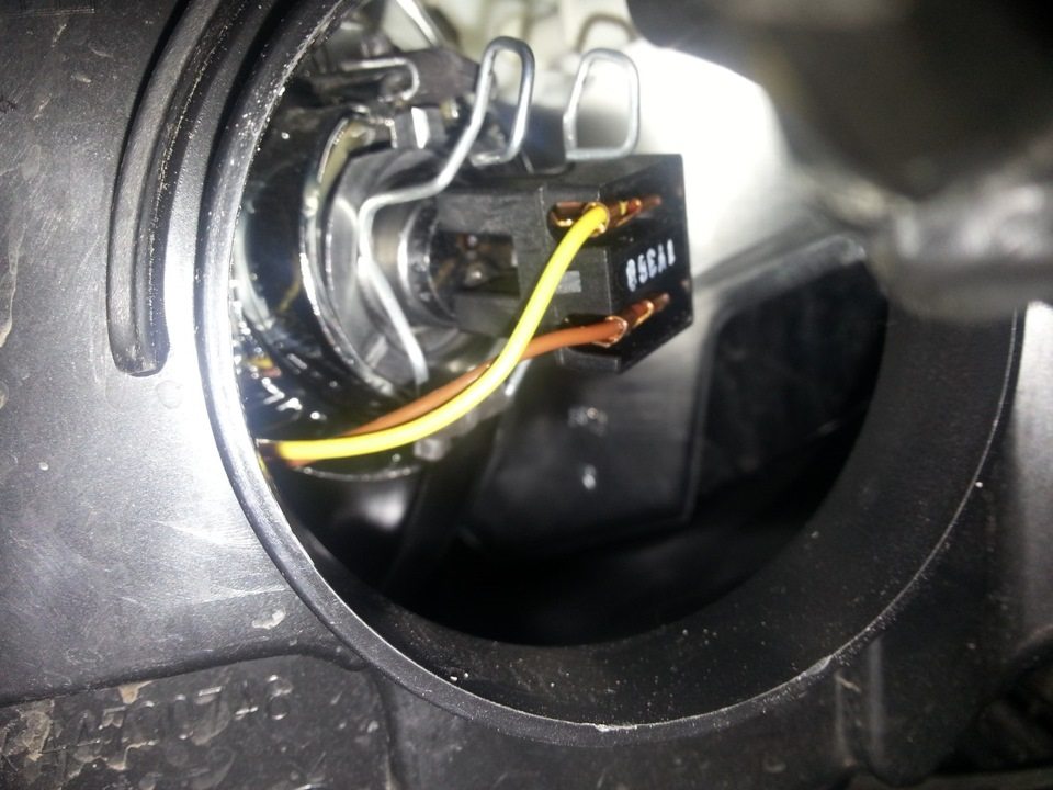 Вот такая система располагается под крышкой