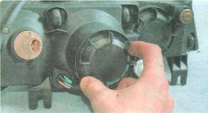 Возьмитесь за ребра и проверните элемент против часовой стрелки