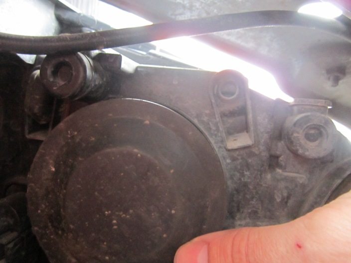 Заглушка расположена за фарой ближнего света с задней стороны Заглушка расположена за фарой ближнего света с задней стороны