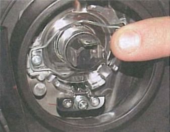 Замена лампы ближнего света Лансер 9 отличается от демонтажа на лансер 10 Замена лампы ближнего света Лансер 9 отличается от демонтажа на лансер 10