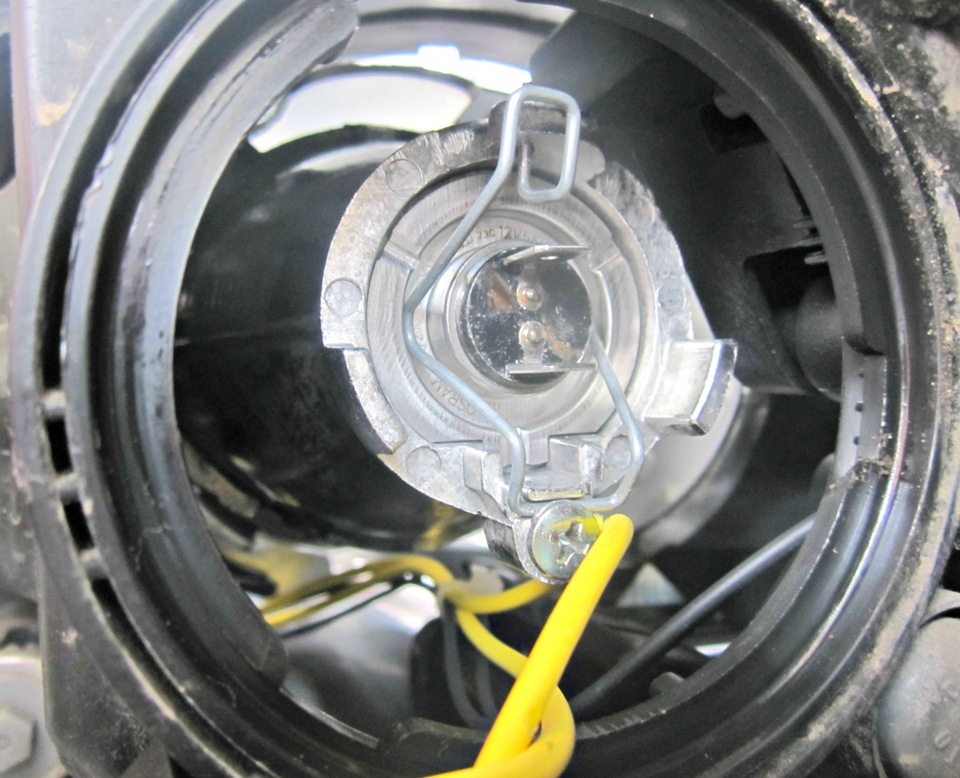 Замена лампы ближнего света на Калине 2 начинается со снятия заглушки Замена лампы ближнего света на Калине 2 начинается со снятия заглушки