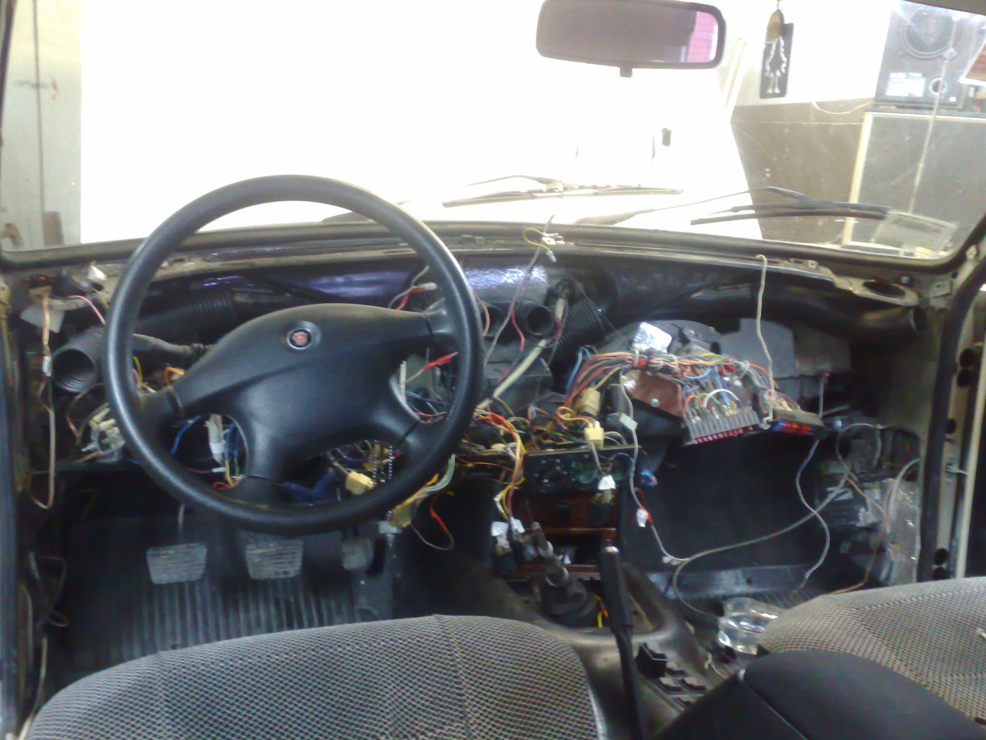 Замена проводки в машине обязательно потребует и разборки панели приборов