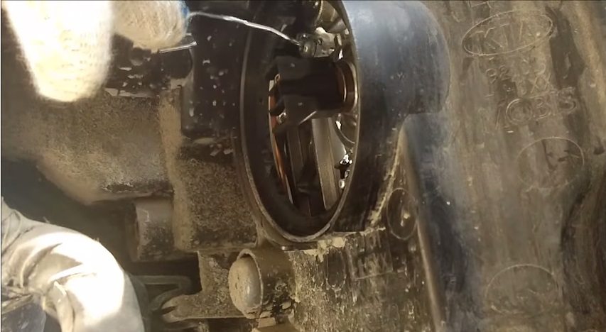 Зажим фиксирует лампу в отражателе