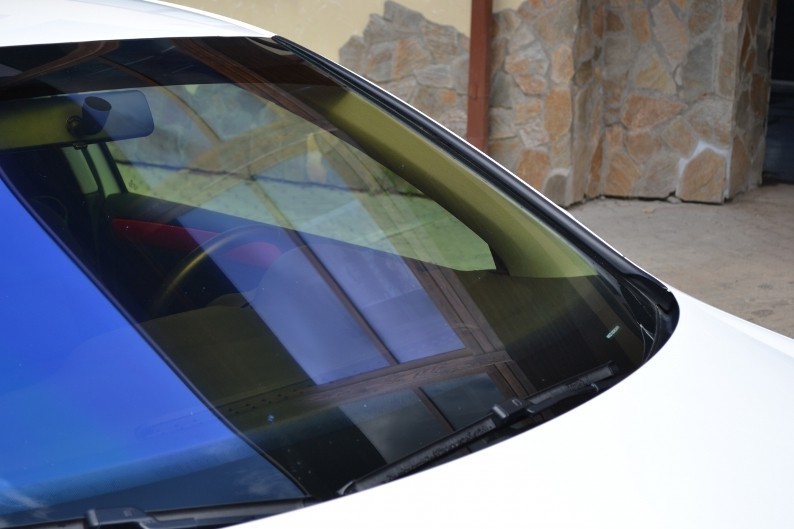 Атермальная пленка хамелеон на стекле Атермальная пленка хамелеон на стекле