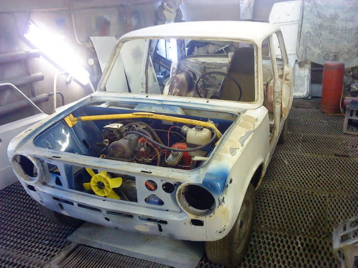 Автомобиль в гараже Автомобиль в гараже