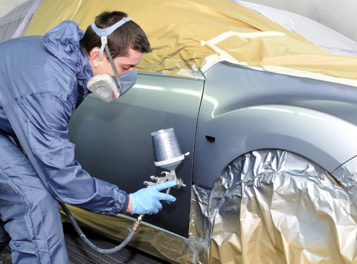 Автомаляр в маске красит кузов авто Автомаляр в маске красит кузов авто