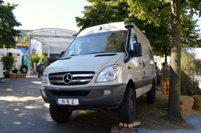 Автомобиль Мерседес Спринтер Автомобиль Мерседес Спринтер