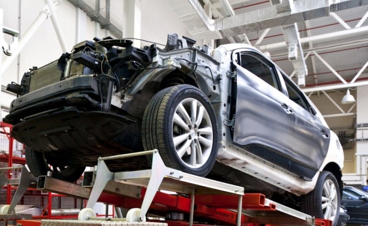 Автомобиль на стапеле в автосервисе Автомобиль на стапеле в автосервисе