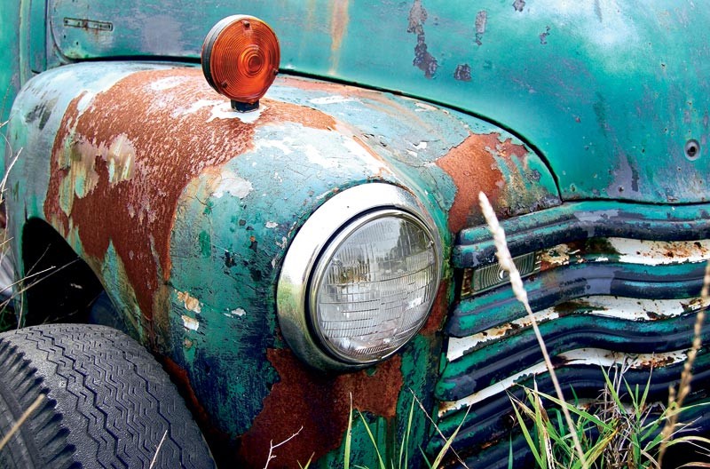 Автомобиль, покрытый ржавчиной Автомобиль, покрытый ржавчиной