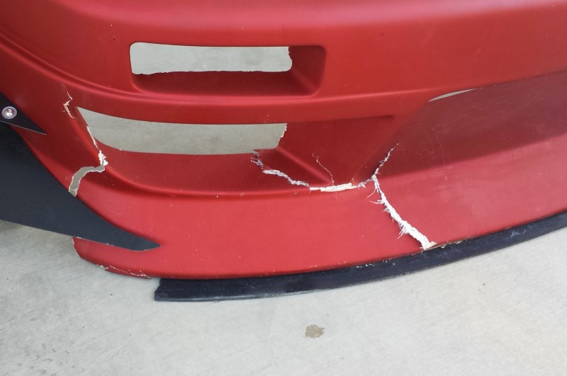 Глубокие трещины на бампере Глубокие трещины на бампере