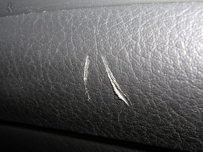 Царапины на пластике салона Царапины на пластике салона