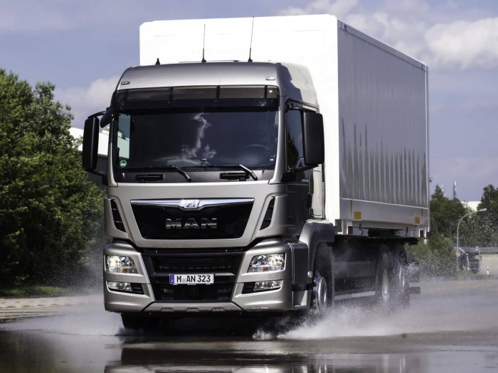 Чистый грузовик после мойки Чистый грузовик после мойки