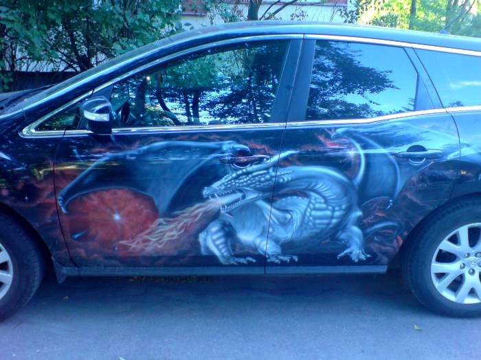 Аэрография дракон на машине Аэрография дракон на машине