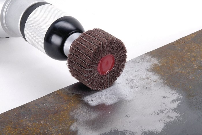 Дрель с насадкой для шлифовки Дрель с насадкой для шлифовки