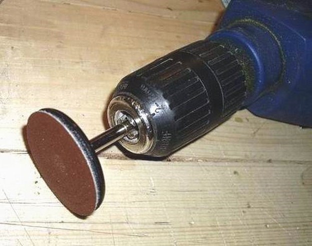 Дрель с насадкой для шлифовки Дрель с насадкой для шлифовки