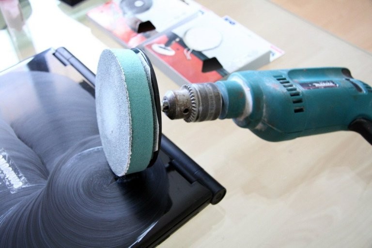 Дрель с полировальным кругом для шлифовки кузова Дрель с полировальным кругом для шлифовки кузова