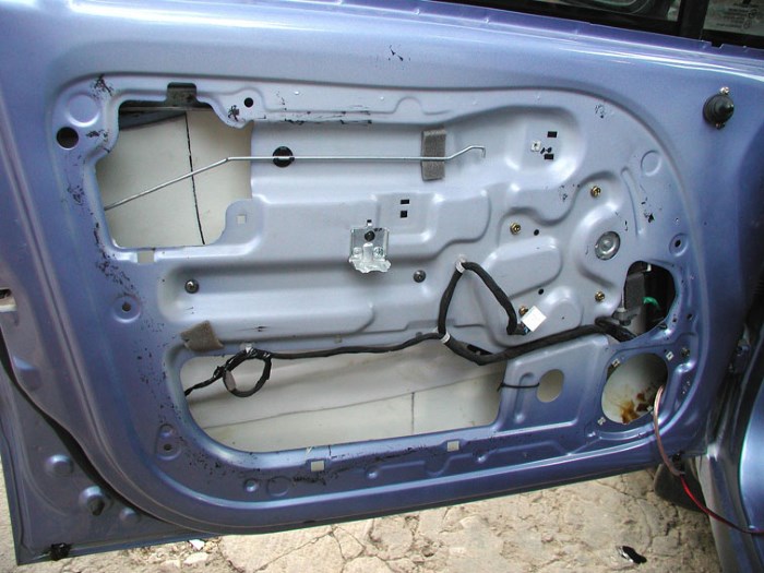 Разобранная с внутренней стороны дверь Деу Матиз Разобранная с внутренней стороны дверь Деу Матиз