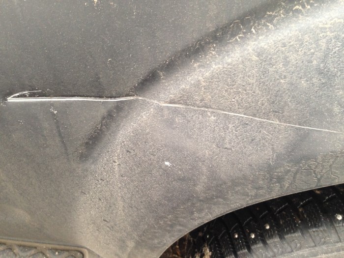 Глубокая царапина на авто до металла Глубокая царапина на авто до металла