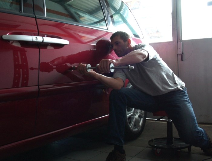 Выравнивание вмятины на двери Выравнивание вмятины на двери