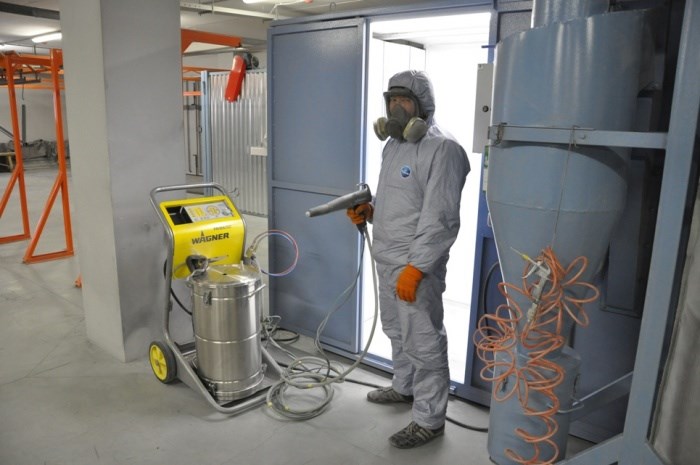 В камере порошковой покраски В камере порошковой покраски