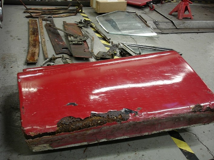 Коррозия на двери машины Коррозия на двери машины