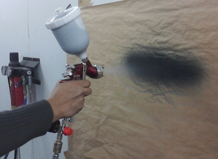 Распыление краски из краскопульта Распыление краски из краскопульта