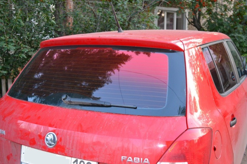 Красная пленка на заднем стекле Красная пленка на заднем стекле