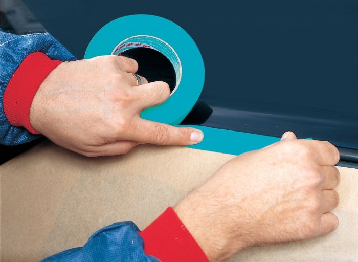 Защита неокрашиваемых участков кузова малярной лентой Защита неокрашиваемых участков кузова малярной лентой